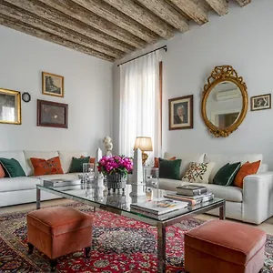 Appartamento Miracoli With View On The Canal R&r, Venezia